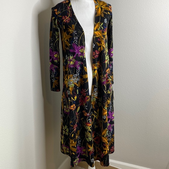 LuLaRoe Tops - LuLaRoe Sarah
